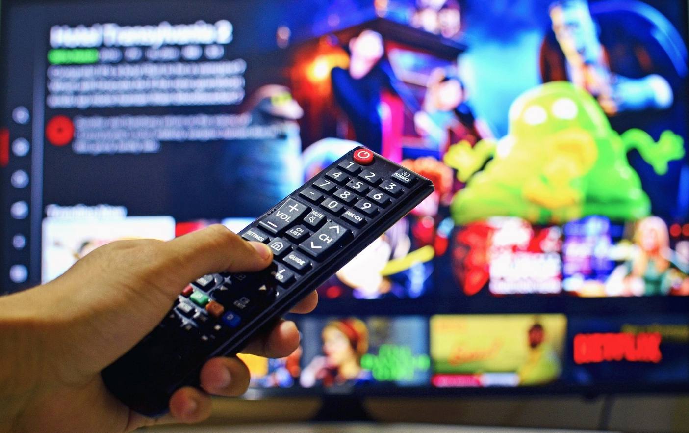 ¿Qué es multimedia? Definición y ejemplos - Panda Cinemático